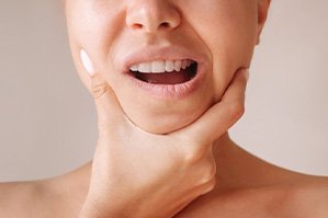 Lady tries wearing dentures